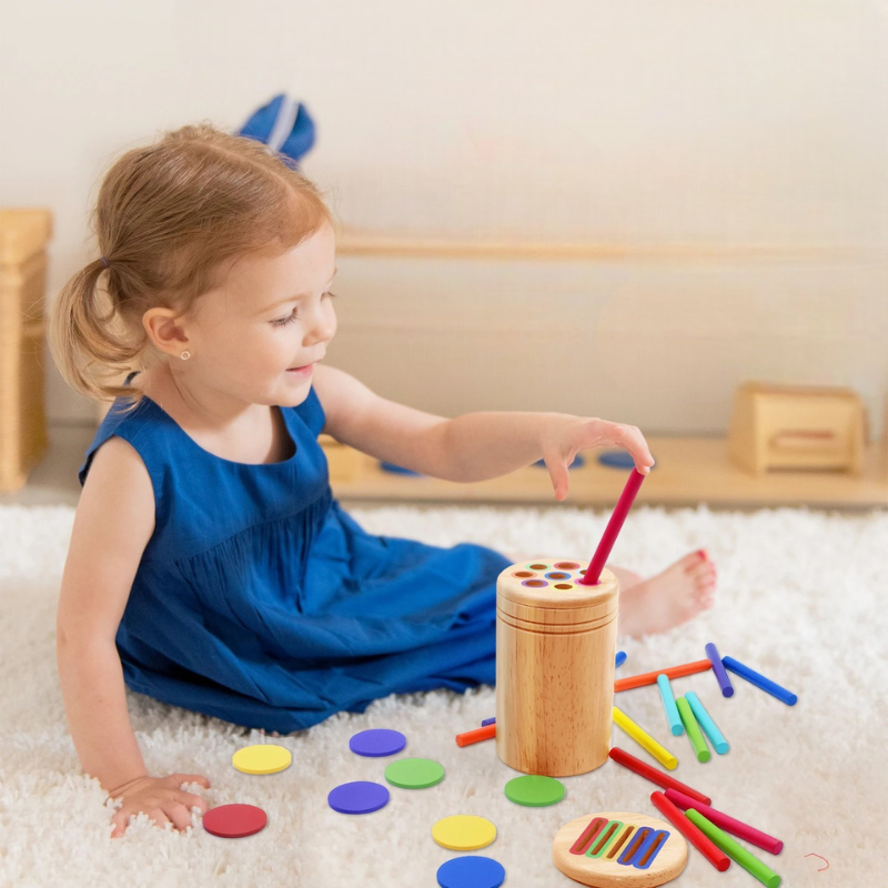 enfant jouant avec bâtonnets montessori colorés formes et couleurs