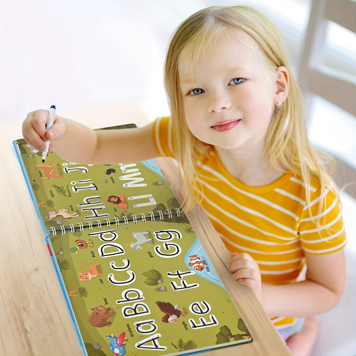 enfant écrivant cahier montessori effaçable lettres chiffres 3-6 ans