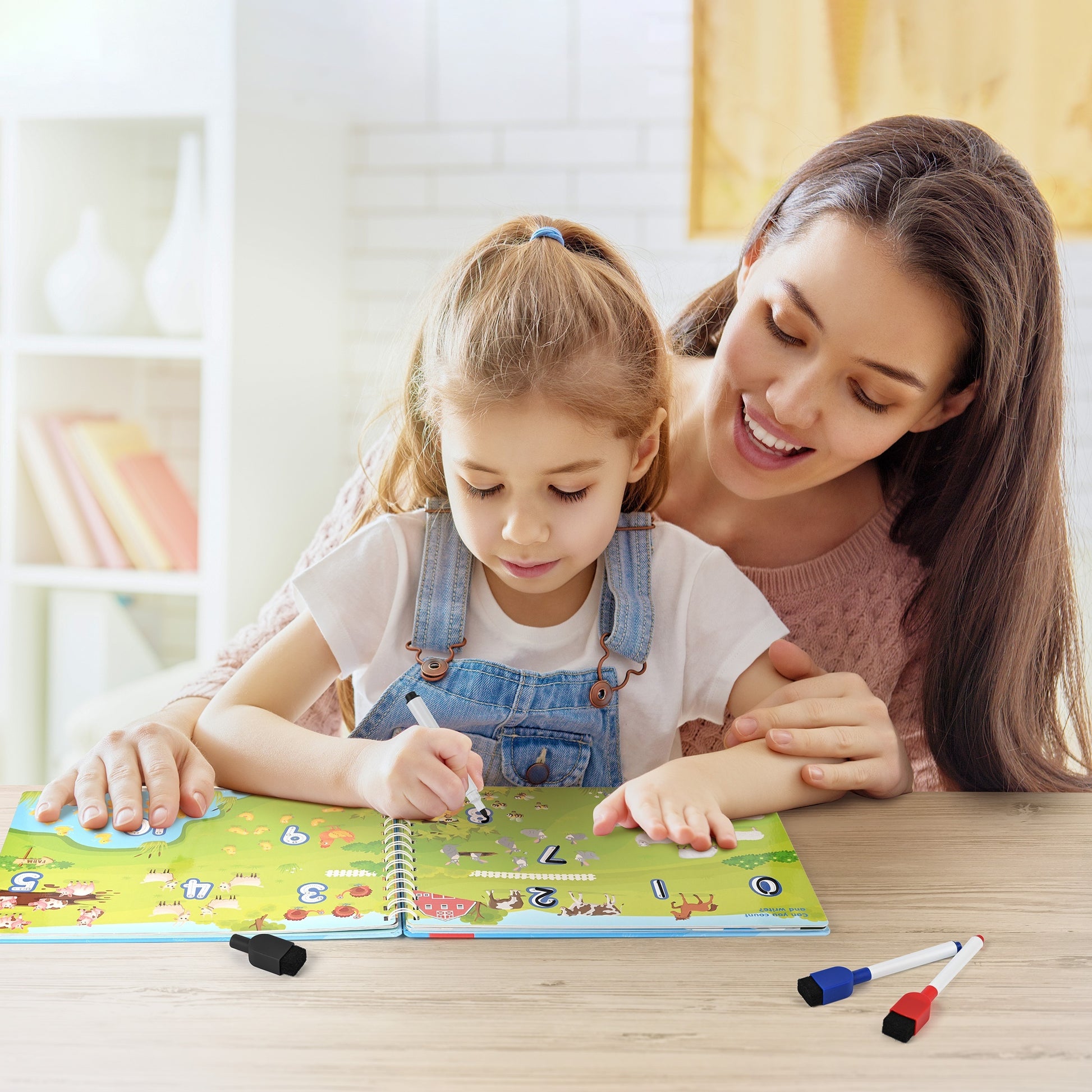 enfant écrivant cahier montessori effaçable lettres chiffres 3-6 ans